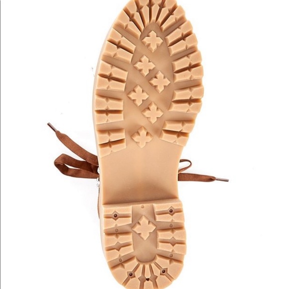 Steve Madden
Rainier Suede Stud Detail Chunky Lug Sole Boots.New - Picture 5 of 6